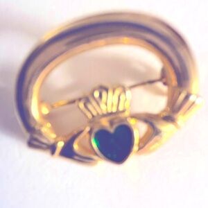 3/$15 Vintage Irish Claddaugh hands pin holding a green enamel heart goldtone 1”